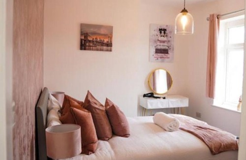 Speke House | Home in Speke- 8 mins walk to airport