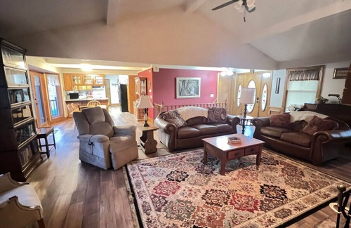 Grandville House | Home in the Woods - hot tub, fishing, pets