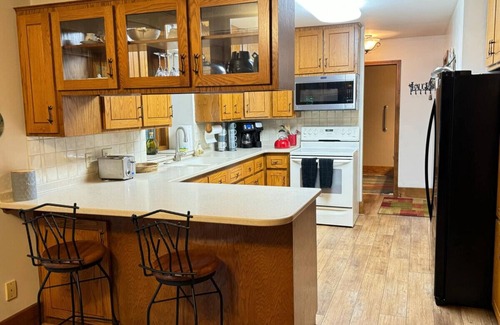 Grandville House | Home in the Woods - hot tub, fishing, pets