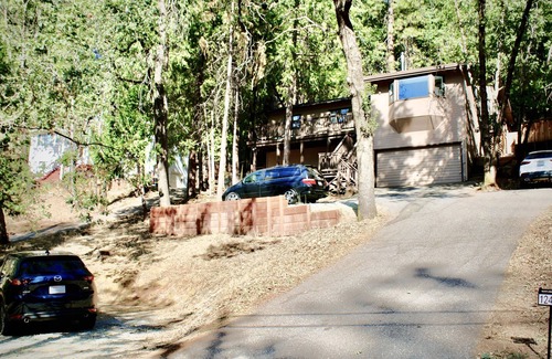 Alta Sierra House | Home In The Woods-Family and Couples Getaway (3BR)