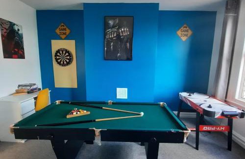 Leeds House | Home in Woodhouse, Leeds,Free 4 Car Parking,Free WiFi