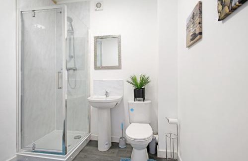 Leeds House | Home in Woodhouse, Leeds,Free 4 Car Parking,Free WiFi