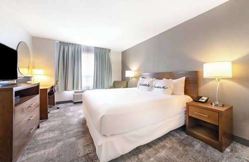 Lloydminster Hotel | Home Inn and Suites Lloydminster