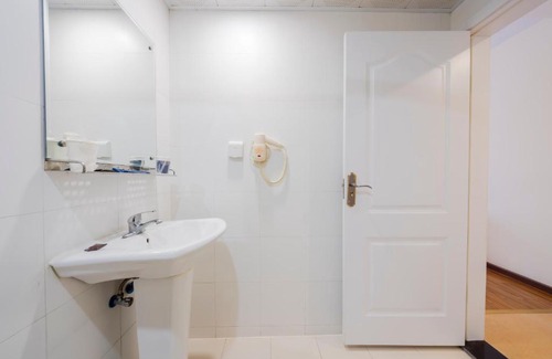 Yuzhong Hotel | Home Inn Chongqing Lianglukou Station