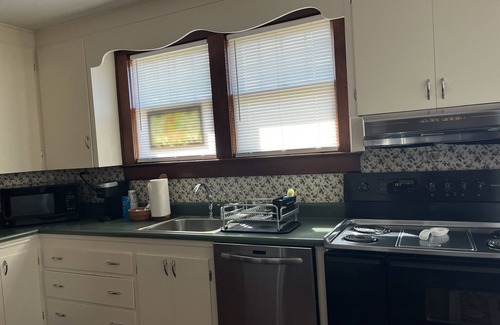 Bryson City House | home/large deck overlooking town. Walking distance to shops and restaurants