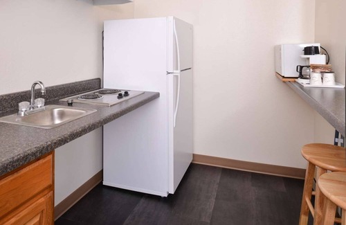 Atlantic Hotel | Home-Like Room Near Downtown Iowa – Perfect for One-Night Business Stays