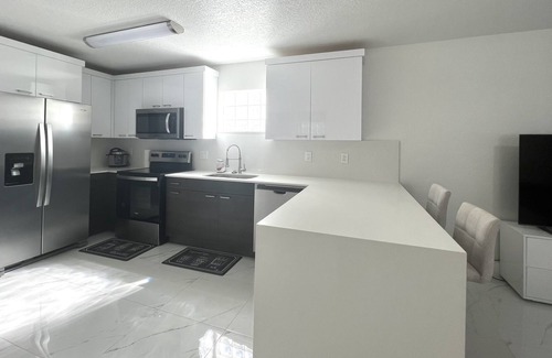 Miami Gardens House | Home luxury with a heated pool at Miami lakes