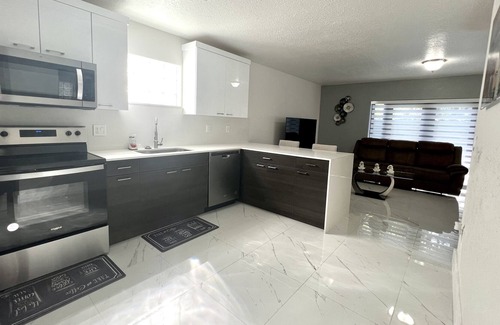 Miami Gardens House | Home luxury with a heated pool at Miami lakes