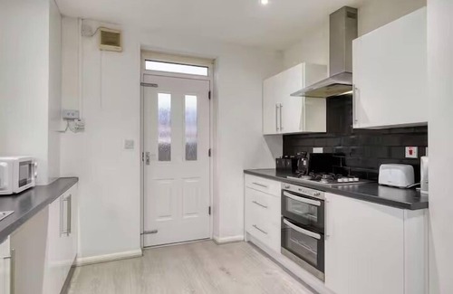 Trafford House | Home Near Airport/Trafford, Pets/Garden/Parking