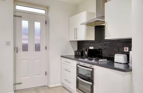 Trafford House | Home Near Airport/Trafford, Pets/Garden/Parking