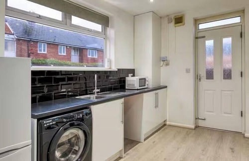 Trafford House | Home Near Airport/Trafford, Pets/Garden/Parking