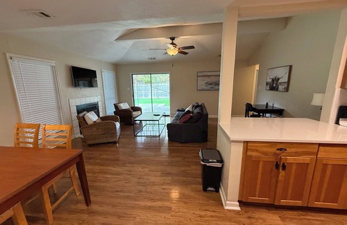 Temple House | Home near Lake and Downtown Beltonn