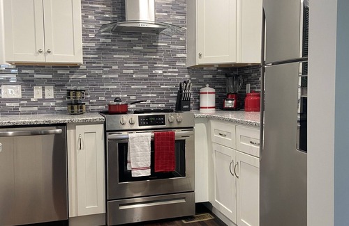 St. Charles House | Home Near Main Street-Covered Patio-Hot Tub!