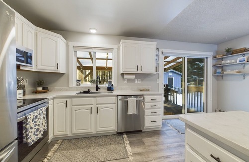 Mendenhaven House | Home Near Mendenhall Glacier with Large Backyard