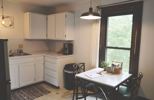 Sugarcreek Apartment | Home on Broadway (Staycation Apartment)