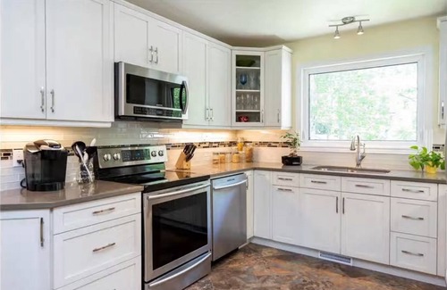 Birds Hill House | Home on large park like lot. Close to beaches, Prov parks & festival grounds.