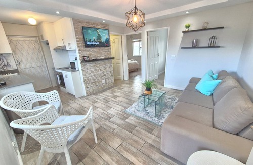 Ottery Apartment | Home-on-Railway~A Lovely contemporary 2-bedroom apartment with WiFi in Cape Town