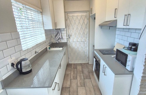 Ottery Apartment | Home-on-Railway~A Lovely contemporary 2-bedroom apartment with WiFi in Cape Town