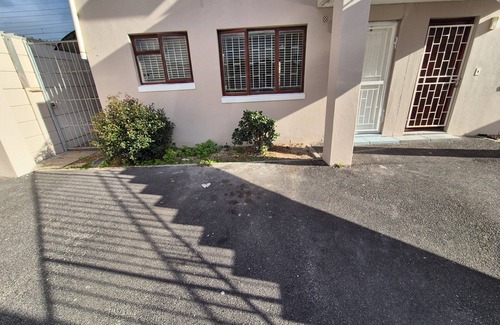 Ottery Apartment | Home-on-Railway~A Lovely contemporary 2-bedroom apartment with WiFi in Cape Town