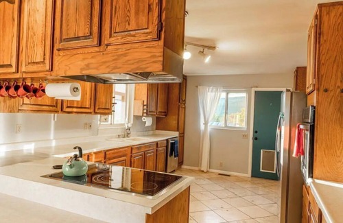 Cedaredge House | Home on the mesa’s edge the Proverbial Million Dollar View, jacuzzi and orchard