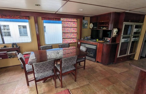 Robson Boat Rental | Home ON THE WATER! This beautiful 6 bedroom home is perfect for making memories.
