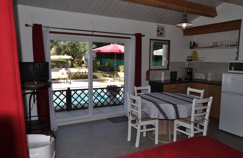 Saint-Hippolyte-du-Fort Apartment | HOME SHUNGITE, calm, relaxing, swimming, and so