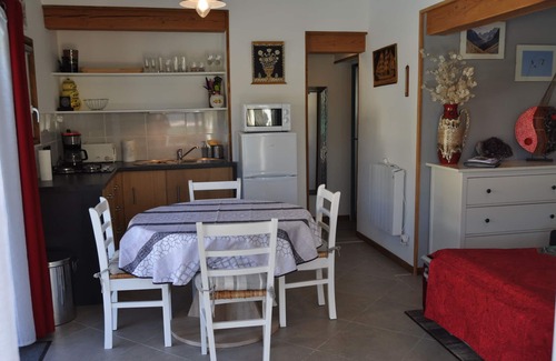 Saint-Hippolyte-du-Fort Apartment | HOME SHUNGITE, calm, relaxing, swimming, and so