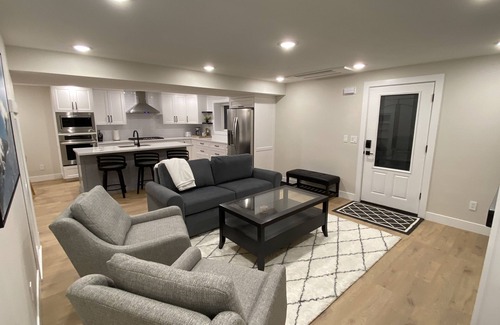 Sandy Apartment | Home Ski Home apartment - 15 minutes from ski resorts!