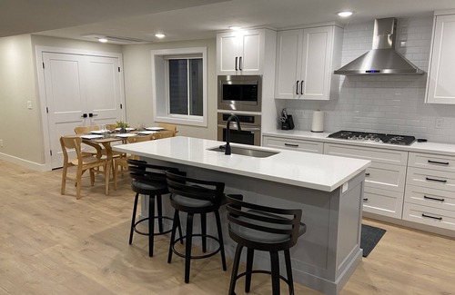 Sandy Apartment | Home Ski Home apartment - 15 minutes from ski resorts!