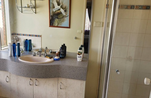 Ravenhall House | Home Stay Caroline Springs!