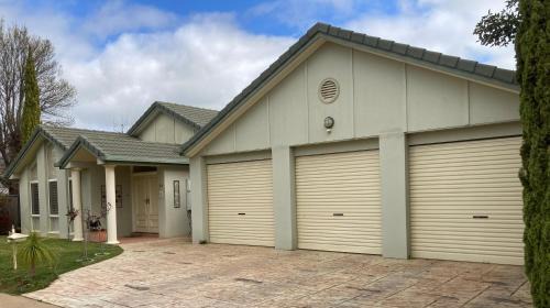 Swan Hill House | HOME STAY on HIGH Private Home with King Bed - Private Bathroom