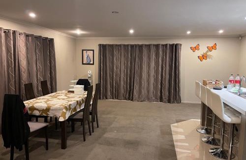 Hamilton House | Home Stay Queen Bed Room 1
