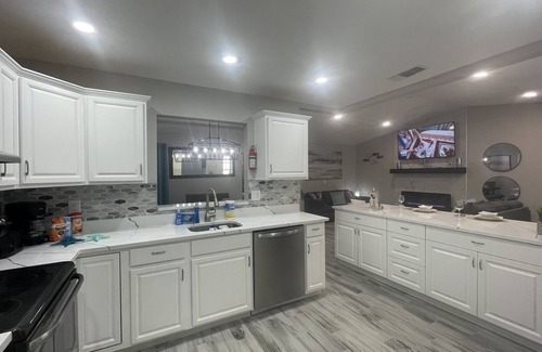 Seminole House | HOME SWEET HOME!☀️ HUGE HOT TUB. HEATED POOL! 7 miles to beach 4BD 2BA updated!