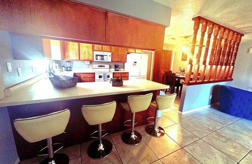 Sunrise Manor House | Home Sweet Home with 8bds, 8 mins from Freemont St