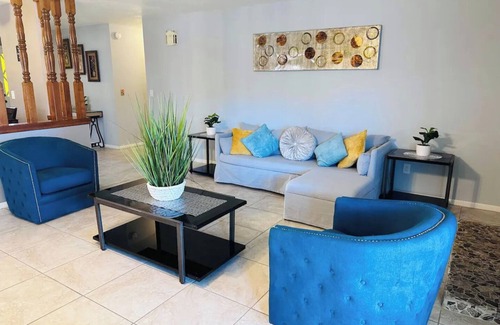 Sunrise Manor House | Home Sweet Home with 8bds, 8 mins from Freemont St