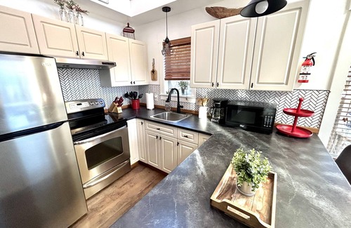 Anglemont Cabin | Home Sweet Lakehouse with HOT TUB! - Shuswap Vacations and Sledding Accommodation