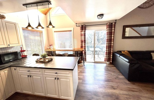 Anglemont Cabin | Home Sweet Lakehouse with HOT TUB! - Shuswap Vacations and Sledding Accommodation
