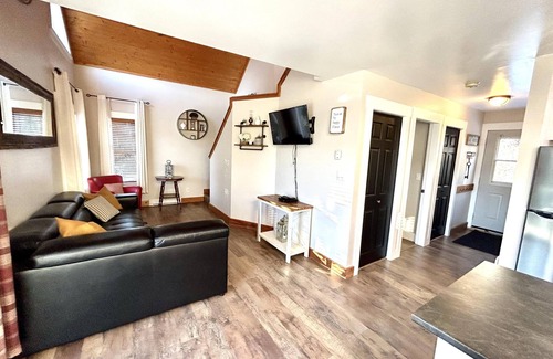 Anglemont Cabin | Home Sweet Lakehouse with HOT TUB! - Shuswap Vacations and Sledding Accommodation