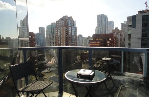 Downtown Vancouver Apartment | Home Theatre in the Heart of the Vancouver Tourist Area