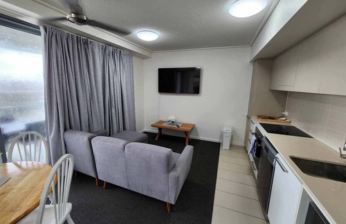 Townsville Apartment | Home To Holiday at Kensington Apartment