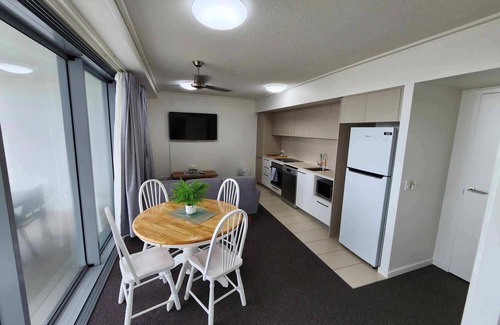 Townsville Apartment | Home To Holiday at Kensington Apartment