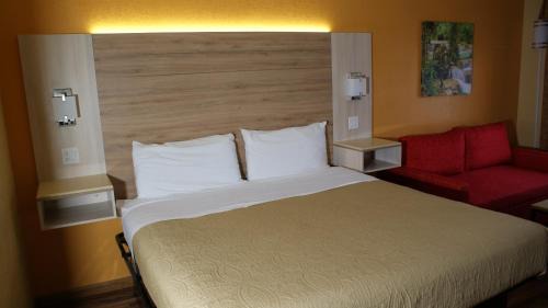 Crestview Hotel | Home Town Inn & Suites