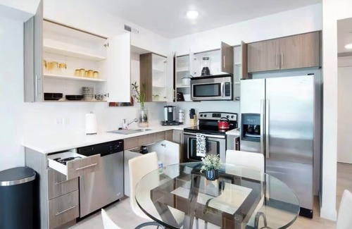 Rio Grande Condo | @home UrbanNest-Full Apt-Cozy King bed Pool-Hottub-Gym in enchanting SugarHouse