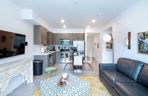 Rio Grande Condo | @home UrbanNest-Full Apt-Cozy King bed Pool-Hottub-Gym in enchanting SugarHouse