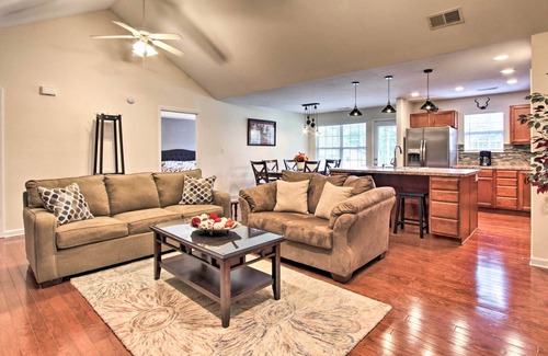 Pigeon Forge Cottage | Home w/Community Pool - 2 Miles to The Island!