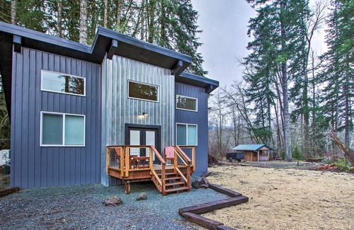 Paradise Estates Cabin | Home w/ Hot Tub < 5 Miles to Rainier National Park