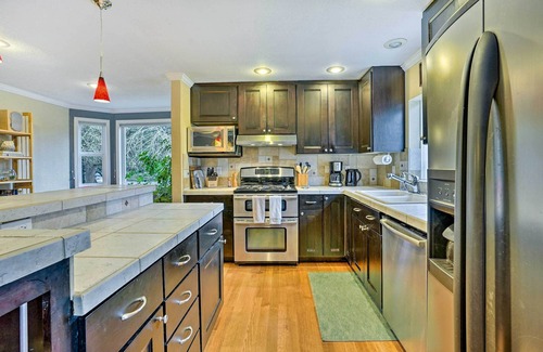 Picnic Point-North Lynnwood House | Home w/Hot Tub: 7 Mi to Edmonds Waterfront!