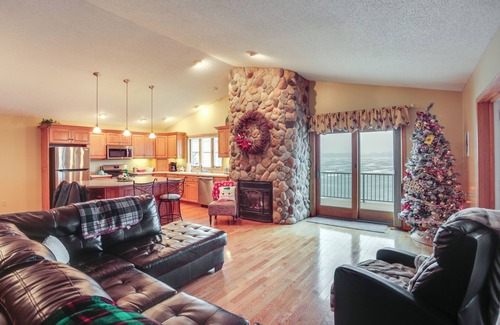 Howard Lake House | Home w/Hot Tub & Dock on Howard Lake!