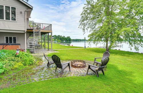 Howard Lake House | Home w/Hot Tub & Dock on Howard Lake!