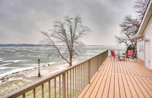 Howard Lake House | Home w/Hot Tub & Dock on Howard Lake!